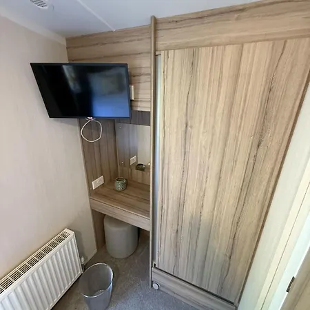 Starling With Hot Tub At Brickyard Lakes Amotherby